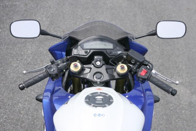 画像: CB600Fはバーハンドルだが、CBR600Fはセパハンを採用していて、ハンドルの位置自体もやや低くされている。