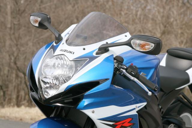 画像: ヘッドライトは兄貴分のGSX-R1000イメージの縦2眼式に変更された。ユニット自体も562g軽量化された。