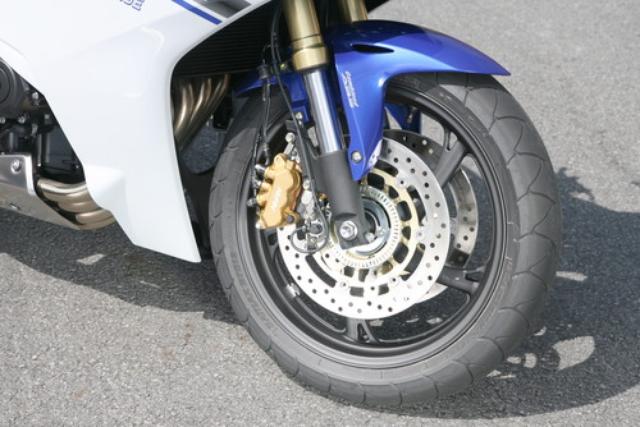 画像: 調整式HAMSダンパーを採用した倒立フォーク。撮影車はコンバインドABS付きモデルで、キャリパーは3ポット。