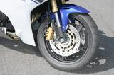 画像: 調整式HAMSダンパーを採用した倒立フォーク。撮影車はコンバインドABS付きモデルで、キャリパーは3ポット。