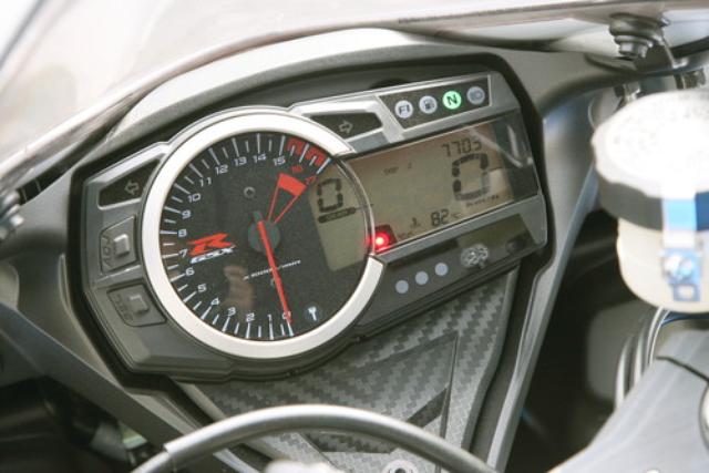 画像: 2010年型GSX-R1000と同様のメーターパネルを採用。新たにストップウォッチとラップタイマーも追加された。