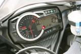 画像: 2010年型GSX-R1000と同様のメーターパネルを採用。新たにストップウォッチとラップタイマーも追加された。