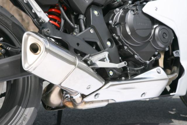 画像: ベースモデル・CB600Fの特徴でもある、右寄せの4-1風マフラーを採用。車体左側にはサブチャンバーも備える。
