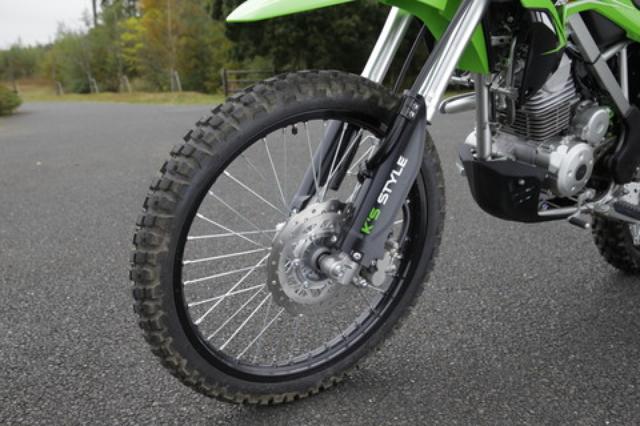画像: 足まわりは基本的にベースマシンのKLX150BFと同じ。スタンダードのKLX150は正立フォークを採用するが、フロント21インチのBFは倒立フォークを標準で採用している。