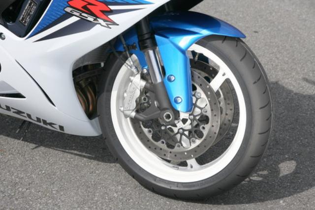 画像: ブレーキキャリパーはシリーズ初となるブレンボ製のモノブロックを採用。単体重量も約405g軽量化された。