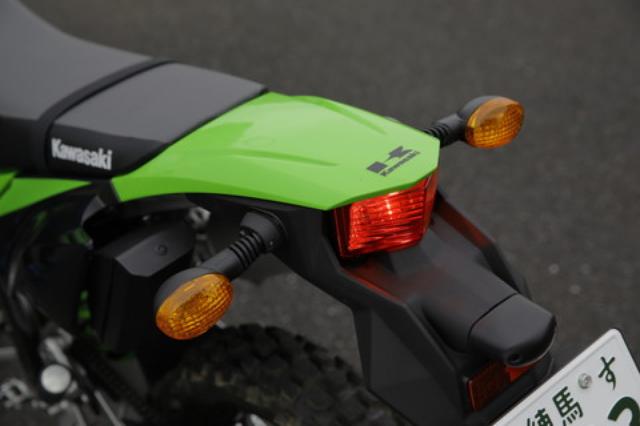 画像: テールランプはすっきりしたコンパクトなデザインを採用。ヘビーデューティな本格トレールモデルらしく、保安部品は極力シンプルに割り切ってまとめられている。
