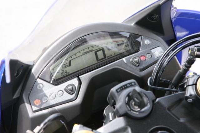 画像: スクリーンの下に収まるコンパクトな液晶多機能メーターは、CB600Fの兄貴分であるCB1000Rに通じるもの。