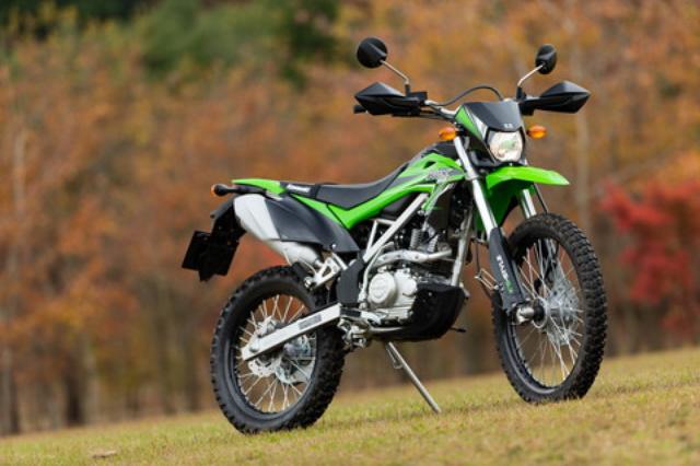 画像: ベースとなっているのはKLX150BFのスペシャルエディション。2016モデルでは外装が一新され、このグレードは専用カラーのほか、ハンドルカバーやフレームカバー、スキッドプレートなどを標準装備している。
