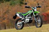 画像: ベースとなっているのはKLX150BFのスペシャルエディション。2016モデルでは外装が一新され、このグレードは専用カラーのほか、ハンドルカバーやフレームカバー、スキッドプレートなどを標準装備している。