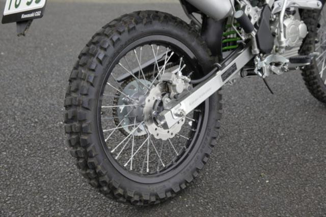 画像: リアはユニトラックサスペンションを採用。ベースとなったKLX150BFのスペシャルエディションの特別装備、ライムグリーンのスプリングを持つリアショックも継承される。