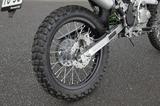 画像: リアはユニトラックサスペンションを採用。ベースとなったKLX150BFのスペシャルエディションの特別装備、ライムグリーンのスプリングを持つリアショックも継承される。