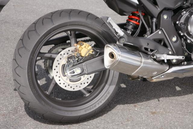 画像: 5スポークのホイールやブレーキまわりはCB600Fと同様。リアショックは直押し式のモノショックを採用する。