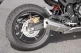 画像: 5スポークのホイールやブレーキまわりはCB600Fと同様。リアショックは直押し式のモノショックを採用する。