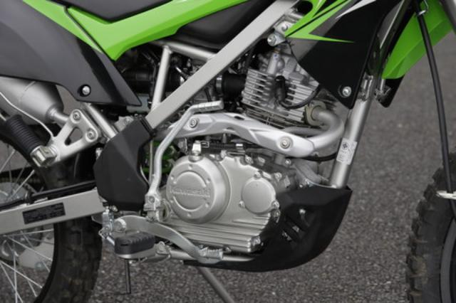 画像: エンジン外観はKLX150と同一だが、中身は別物。ボアアップキットを組み込んで170cc化されたエンジンは14PSを発揮。乗り比べればハッキリと分かる力強さを手に入れている。