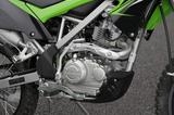 画像: エンジン外観はKLX150と同一だが、中身は別物。ボアアップキットを組み込んで170cc化されたエンジンは14PSを発揮。乗り比べればハッキリと分かる力強さを手に入れている。