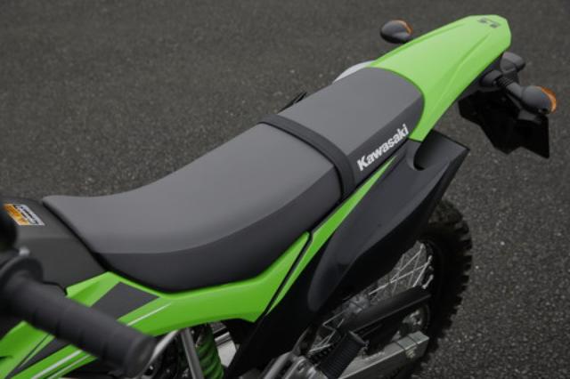 画像: トレール車らしいシートはブラックの表皮を使ったシンプルな仕上げ。コンパクトな車体に合わせて足つき性にも配慮、ライダーの着座位置に合わせた絞りこみも施される。