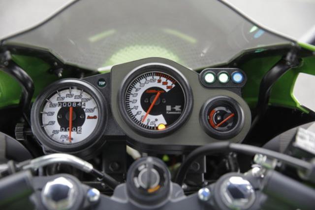 画像: MAX200km/hまで刻まれたスピードメーターや、1万500回転から刻まれるタコメーターのレッドゾーンがこのバイクの性格を物語る。右には切り替え式の水温/燃料計を設置。
