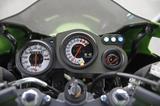 画像: MAX200km/hまで刻まれたスピードメーターや、1万500回転から刻まれるタコメーターのレッドゾーンがこのバイクの性格を物語る。右には切り替え式の水温/燃料計を設置。