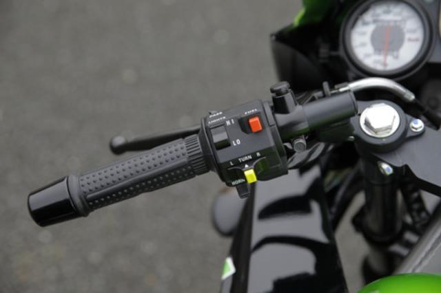画像: 右上の赤いスイッチに注目。国産車だとハザードなどが設置されるが「FUEL」と記されているこのスイッチは、下の写真にある水温/燃料計の切り替えスイッチなのだ。