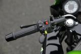 画像: 右上の赤いスイッチに注目。国産車だとハザードなどが設置されるが「FUEL」と記されているこのスイッチは、下の写真にある水温/燃料計の切り替えスイッチなのだ。