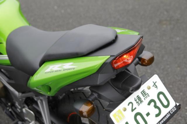 画像: テールランプもニンジャ250Rに似た形状のものを採用しており、このバイクがニンジャシリーズの血を引いていることをアピール。ウインカーは小型のライトスモークレンズ。