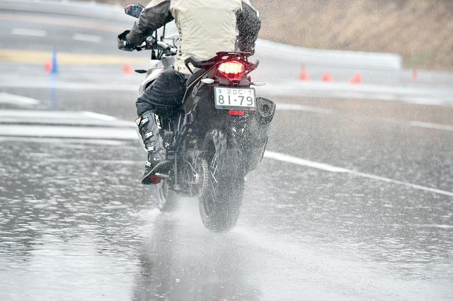 画像: 排水性がいいから、いずれのステージでも降りしきる雨の影響をまったく苦にすることなくタフに性能を発揮したのも忘れてはならない。