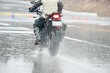 画像: 排水性がいいから、いずれのステージでも降りしきる雨の影響をまったく苦にすることなくタフに性能を発揮したのも忘れてはならない。
