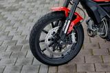 画像: 10本の細いスポークが美しい専用ホイールは18インチで、かつてのフラットトラックレーサーのスポークホイールをオマージュしたデザイン。タイヤもスクランブラー専用。