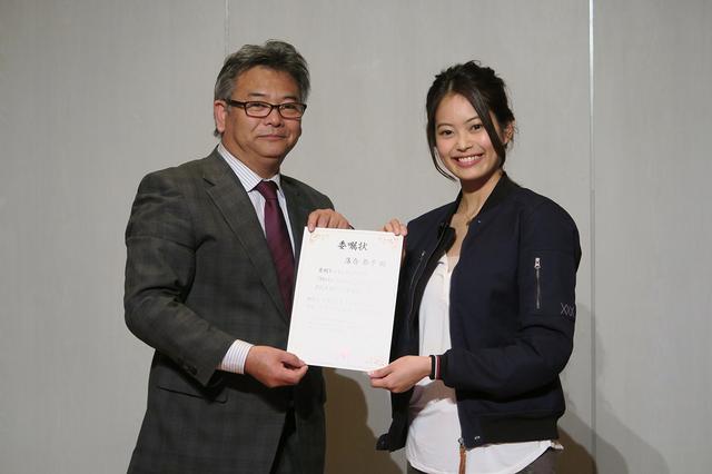 画像: アンバサダーの落合恭子さんに、ツインリンクもてぎの総支配人・抱 高彦さんから委任状が手渡されました。