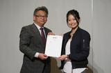 画像: アンバサダーの落合恭子さんに、ツインリンクもてぎの総支配人・抱 高彦さんから委任状が手渡されました。