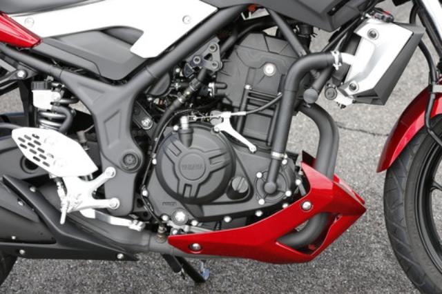 画像: エンジンはYZF-R25のパラレルツインをそのまま継承。180度クランク採用で、鍛造ピストン、オフセットシリンダーといった最新テクノロジーが惜しみなく投入されている。