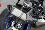 画像: 日本向けモデルのために専用開発した、アクラポビッチ製のスリップオンマフラーを標準装備。シャープな形状のサイレンサーには、専用品らしくR1のロゴも誇らしげに入る。
