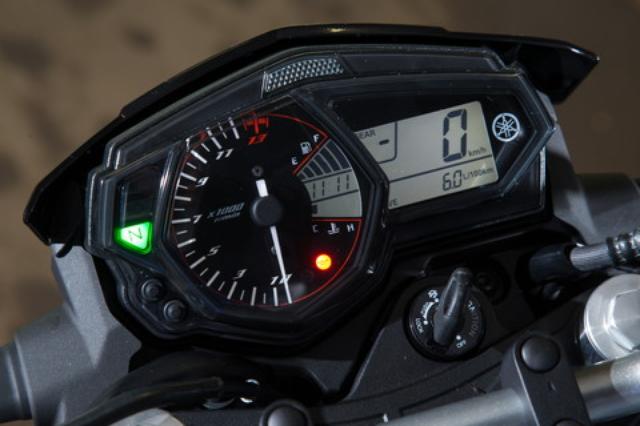 画像: メーターはベースモデルのYZF-R25と共通のユニットを採用。R25同様の多機能タイプで、便利なシフトインジケーターやギアポジションインジケーターも備えている。