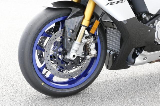 画像: R1Mには「ERS」と呼ばれるオーリンズ製の電子制御サスを導入。「オートマチック」「マニュアル」モードが用意されている。スタンダードはKYB製の軽量フォークを採用。
