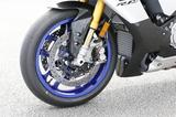 画像: R1Mには「ERS」と呼ばれるオーリンズ製の電子制御サスを導入。「オートマチック」「マニュアル」モードが用意されている。スタンダードはKYB製の軽量フォークを採用。