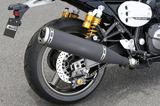 画像: XJRの大きな魅力、リアショックは引き続きオーリンズ製を採用。つや消しにブラックアウトされたマフラーは4-2-1タイプの集合タイプ。エキパイもマットブラック仕上げだ。