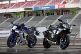 画像: メカニズムからスタイリングまで、あらゆるところにMotoGPマシン・YZR-M1の思想と技術が注ぎ込まれている新型R1。ボディカラーはSTDがブルー、レッド、ブラックの3色、Mはシルバー1色のみが設定されている。
