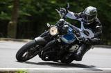 画像: 基本的な走りのテイストは国内仕様のXJR1300と同じ。素直なフットワークや取り回しのしやすさもほぼ同じだが、欧州仕様のエンジンによる、中域でのパワーの伸びやかさがスポーティさを一層輝かせている。