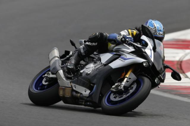 画像: ワインディングを駆けるスプリンターから「闘うスーパースポーツ」へと変貌を遂げた新型R1だが、コーナリングを通じてマシンと対話し、操る悦びを追求するというテーマは同じ。R1らしさのDNAは継承されているのである。