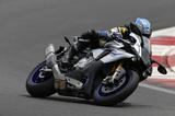 画像: ワインディングを駆けるスプリンターから「闘うスーパースポーツ」へと変貌を遂げた新型R1だが、コーナリングを通じてマシンと対話し、操る悦びを追求するというテーマは同じ。R1らしさのDNAは継承されているのである。