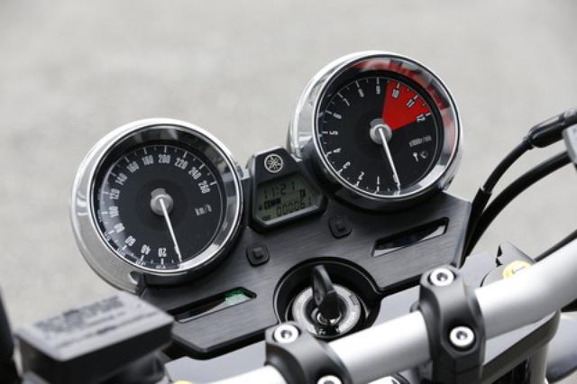 画像: 機能面は基本的に従来のXJR1300と同様だが、メーターの文字盤をレトロなものに変更。ライトケースも新たにマットブラック仕上げの2段階テーパーデザインとなっている。