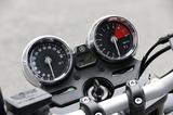 画像: 機能面は基本的に従来のXJR1300と同様だが、メーターの文字盤をレトロなものに変更。ライトケースも新たにマットブラック仕上げの2段階テーパーデザインとなっている。