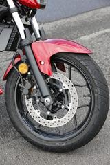 画像: R25と同タイプのフロントホイールは軽量な10本スポークデザイン。ディスク径は298mmで十分な制動力を発揮する。タイヤは110サイズのIRC・ロードウィナーを装着。