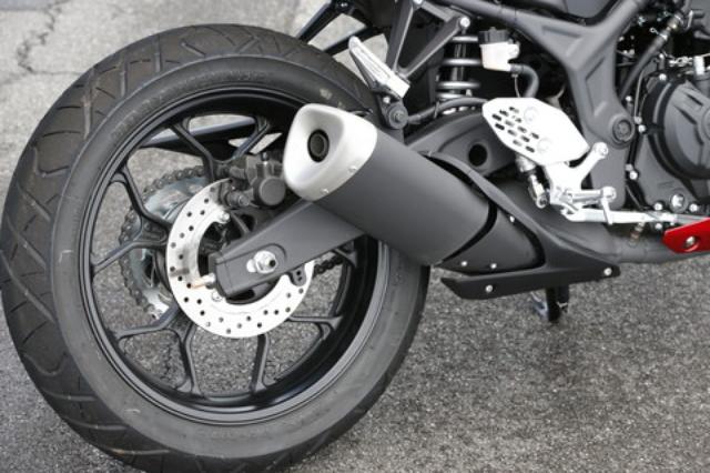 画像: マフラーもYZF-Rシリーズからそのまま継承。排気系を車体中央下部に集中させるミッドシップタイプでマスの集中化に貢献。優れた消音効果と心地良い排気音も両立している。