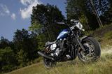 画像: 欧州では「ヘリテイジスポーツ」というカテゴリーに入るXJR1300C。Cは「カフェ」の意味で、これまでの大柄なフォルムをコンパクトで精悍なカフェレーサースタイルに変貌させている。ボディカラーは3色。