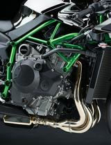 画像: スーパーチャージャーをの装着を前提に開発された過給エンジンを採用。後付した場合では得られない理想的なマッチングで高効率化を実現、200PSという強烈なパワーを誇る。