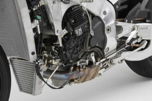 画像: エンジンはRC213Vをベースに耐久性を確保。バルブ駆動をコンベンショナルなバルブスプリング駆動としたほか、ミッションも通常タイプに変更。日本仕様は70PSとなる。