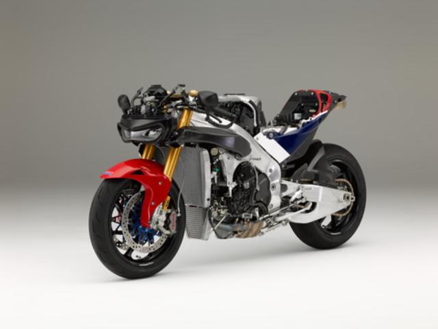 画像: RC213Vのものを基本的に踏襲するシャシー。ヘッドパイプにはエキセントリックカラーを備え、キャスター角の調整も可能。ハンドル切れ角は26度にアップされている。