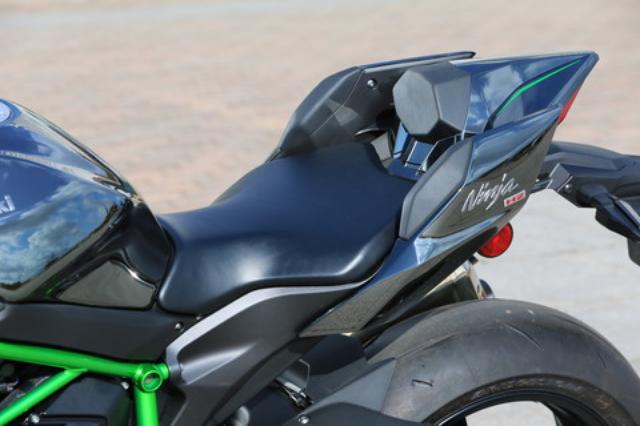 画像: ライダーが加速時に後ろにズレないよう、左右にヒップサポートパッドを配置。テールカウルのサイドパネルをずらすことで、最大15mm幅で前後調整も可能となっている。