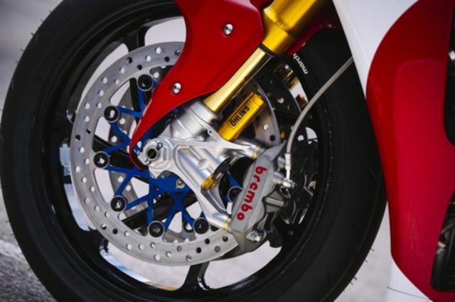 画像: ブレンボのモノブロックキャリパー、マルケジーニ製のホイールと、使用パーツは一級品ぞろい。ブレーキディスクは日本のユタカ技研製のステンレスディスクが装着される。